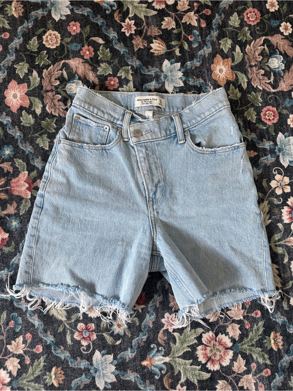 Abercrombie & Fitch - Curve Love Cut Off Shorts (24/00)